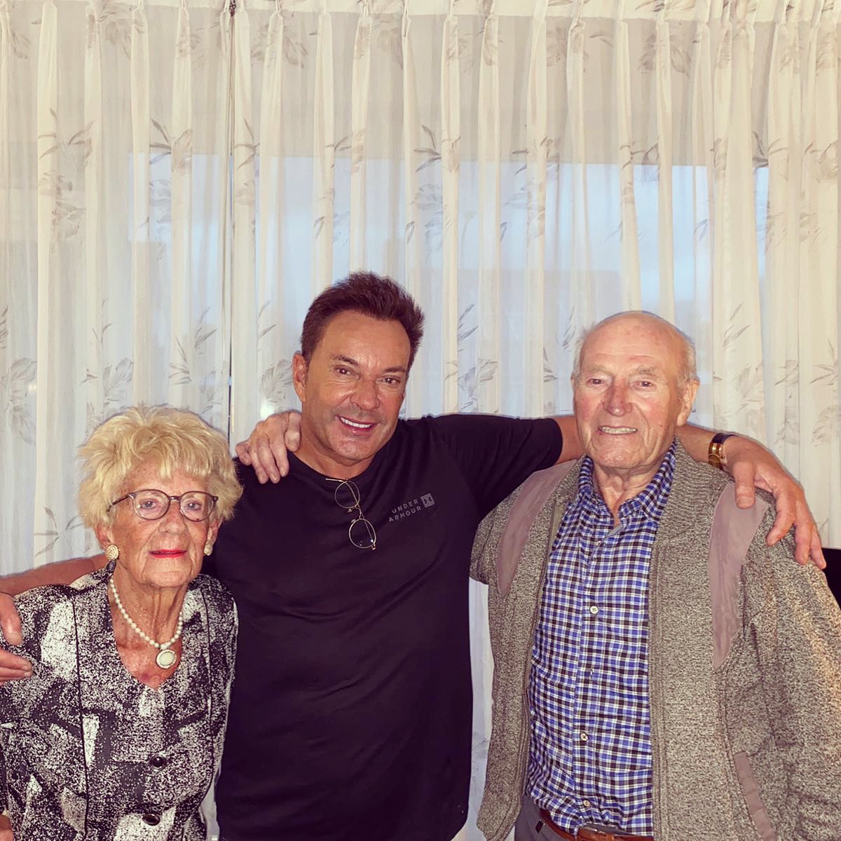 Gerard Joling en moeder Janny nemen afscheid van geliefde Cor RTL